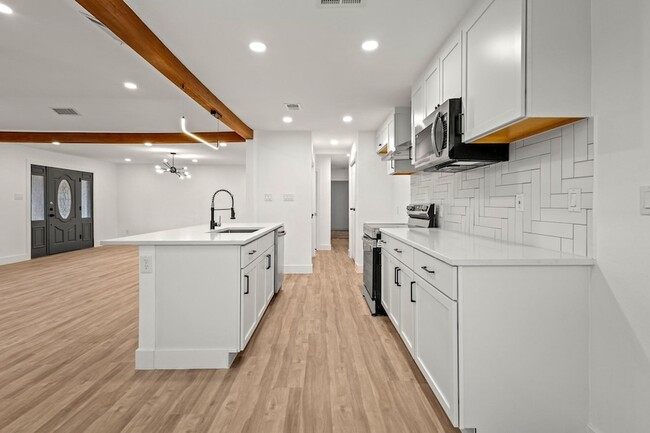 Building Photo - 6000 Cool Springs Dr