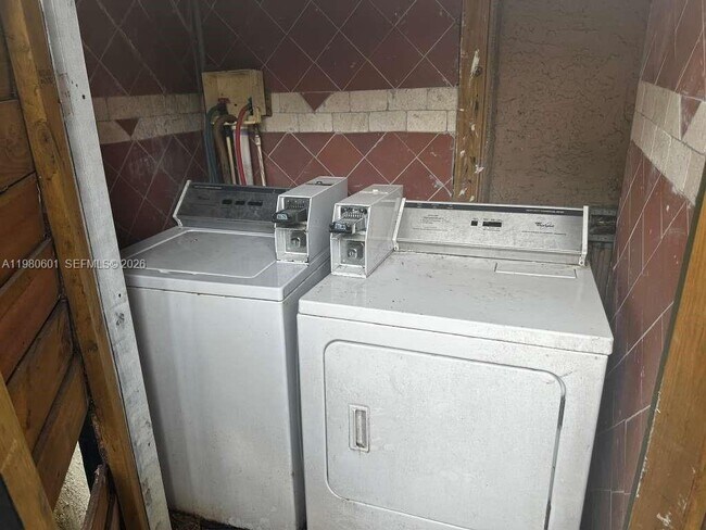 Building Photo - 6837 SW 39th Terrace