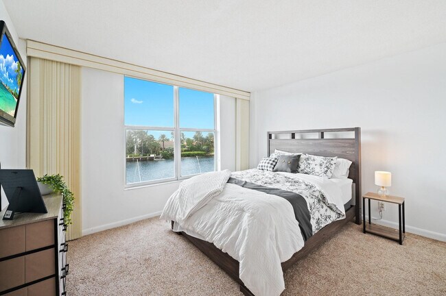 Building Photo - 1050 Hillsboro Mile