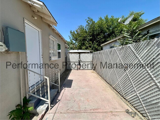 Building Photo - Charming 3 Bed/1 Bath in Home w/ RBP & Sec...