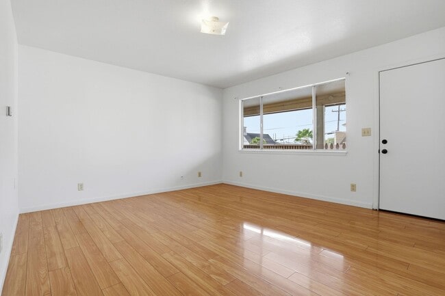 Building Photo - Spacious 2 Bedroom Unit!