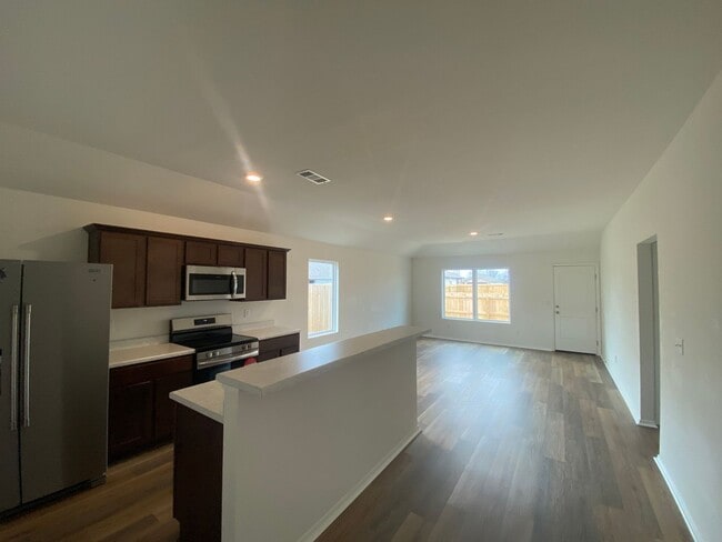 Building Photo - 4 Bedroom, 2 Bathroom home in Valley View School District!