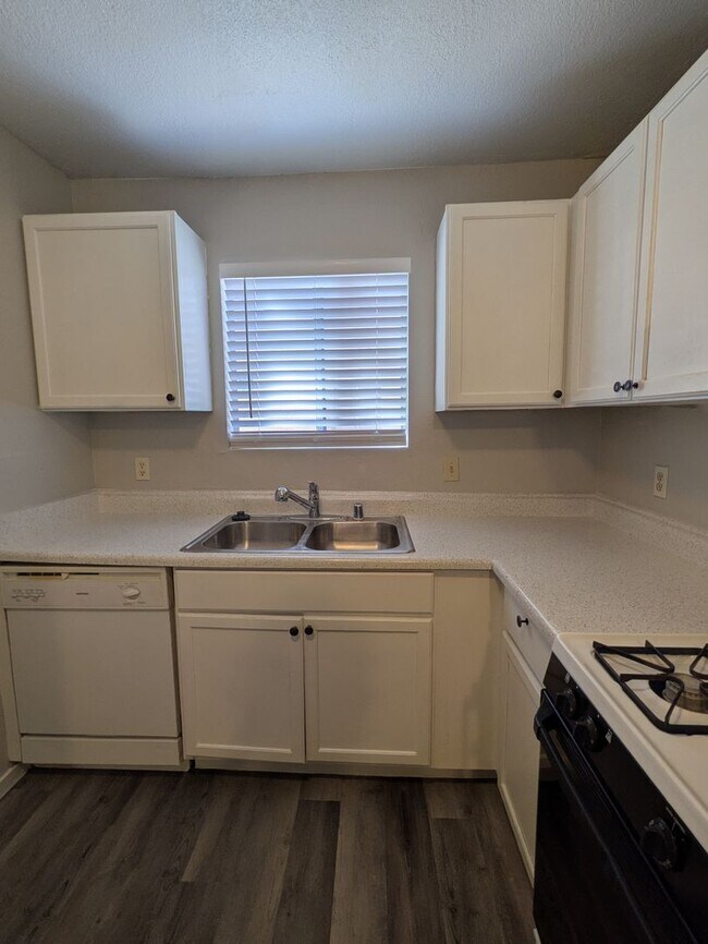 Building Photo - REMODELED 2 BEDROOM FOURPLEX UNIT