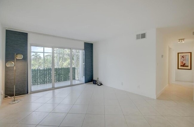 Building Photo - 3040 NE 16th Ave