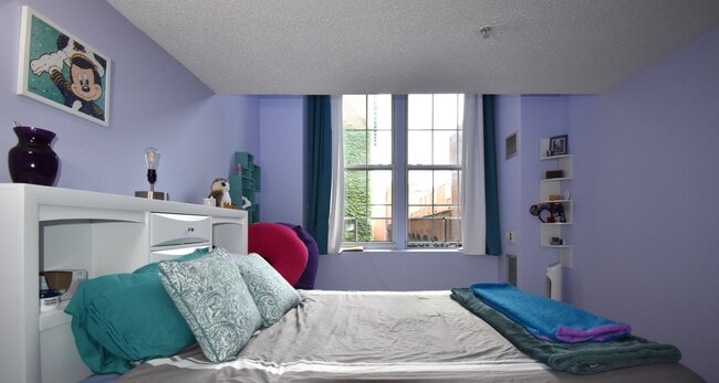 Building Photo - Reduced! Impeccably Maintained, Move-in Re...