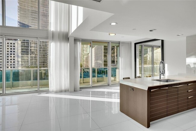 Building Photo - 200 Biscayne Blvd Way