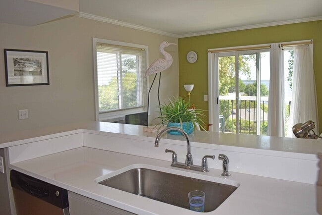 Building Photo - Adorable Waterfront Condo