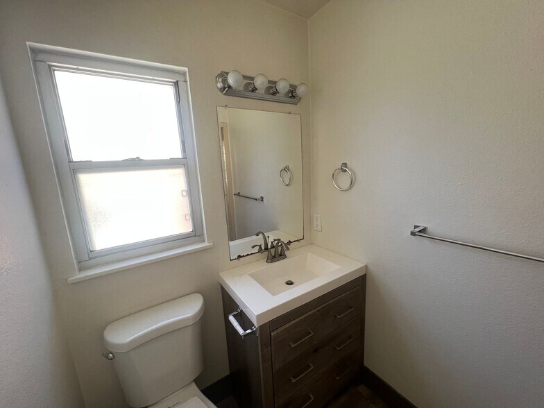 Building Photo - 1444 Centinela Ave