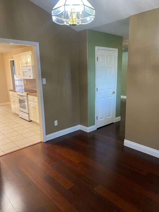 Building Photo - Contact Peggy Goodman 501 676 1758