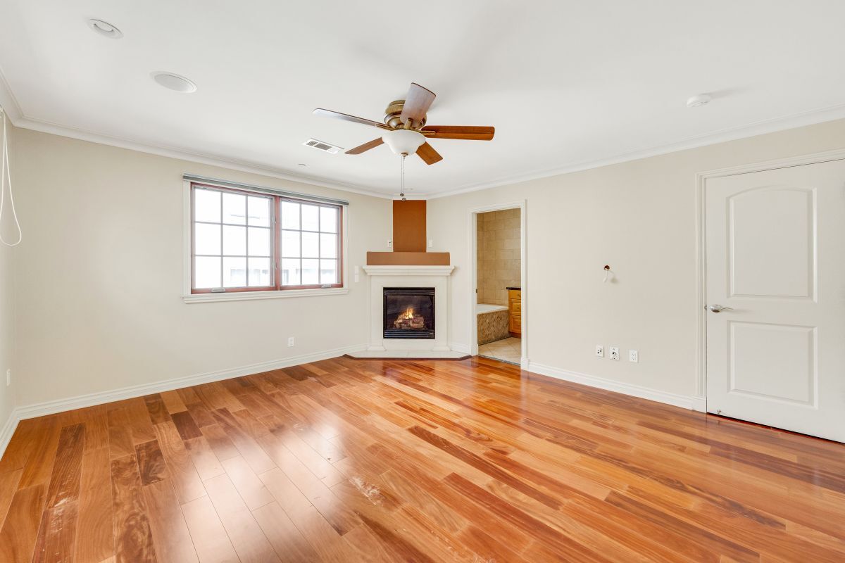 Building Photo - 985 N Michillinda Ave