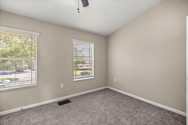 Building Photo - **  MAINTENANCE FREE TOWNHOME **2 BD 2.5 BATH
