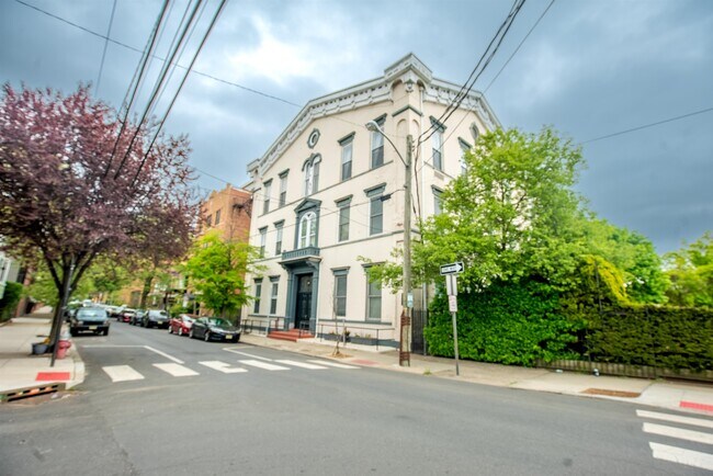 Building Photo - 154 Ogden Ave.