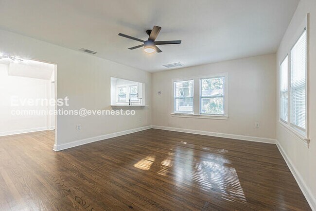 Building Photo - 3 Bed/2 Bath Home with Fenced Yard & Off-Street Parking / Pet-Friendly / Coming Soon!