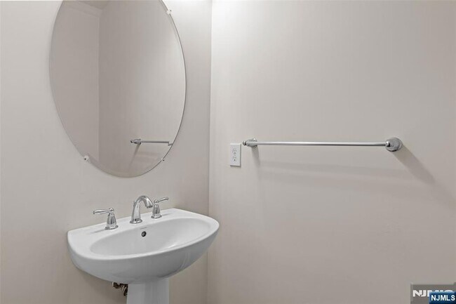 Building Photo - 52 Parkside Dr
