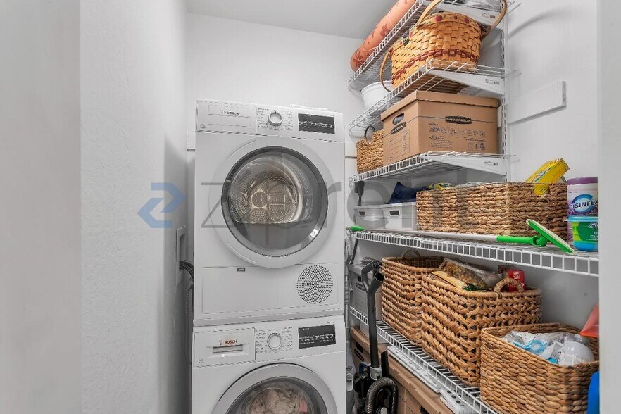 Building Photo - Unit 3