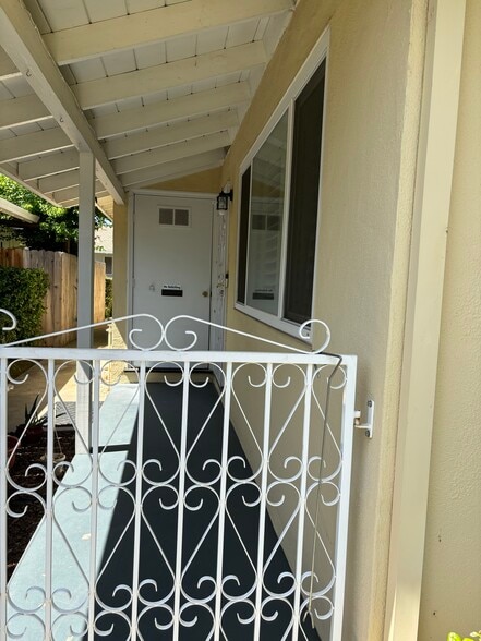 Building Photo - 131 E 17th St