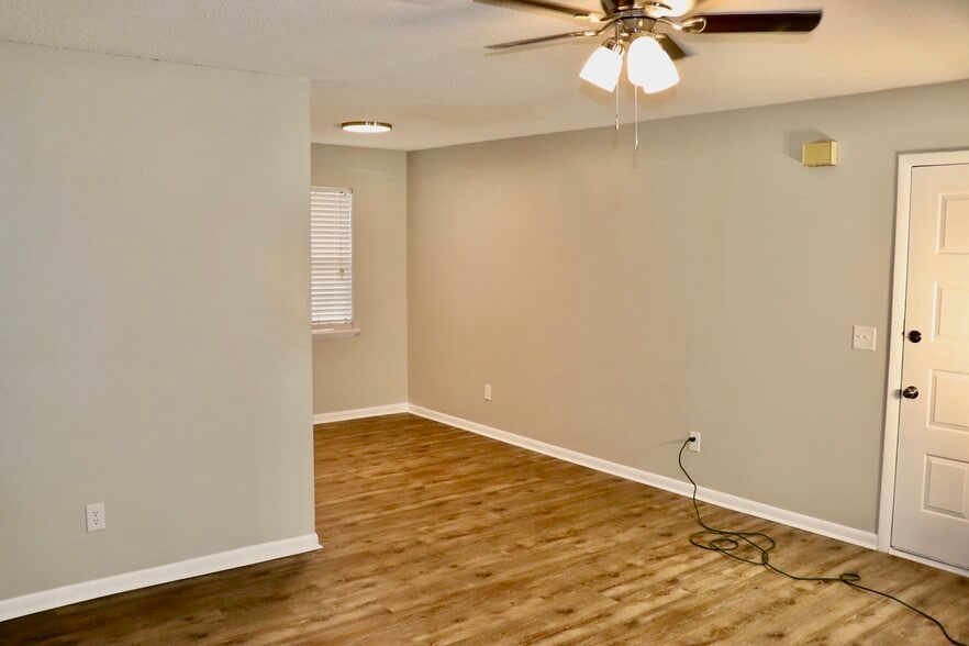 Dining Area - 300 Apache Dr