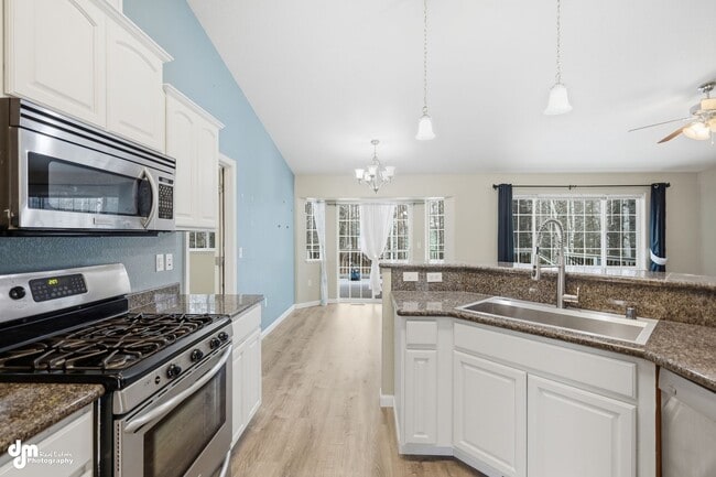 Building Photo - 3 BEDROOM | 2 BATHROOM | 2 CAR GARAGE