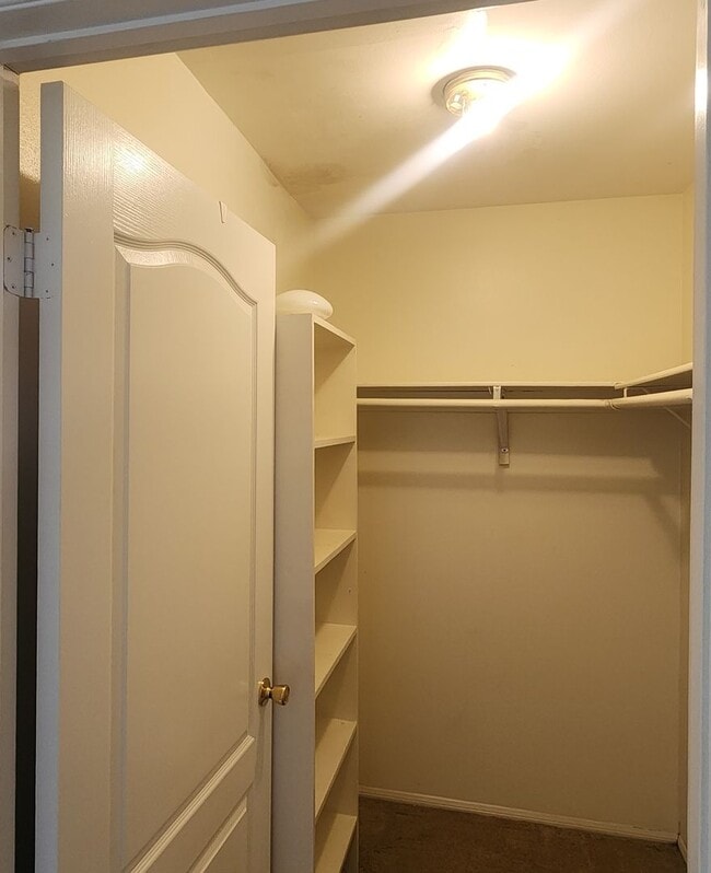 Building Photo - Amazing 2 story 4 bedroom home in Simi Val...