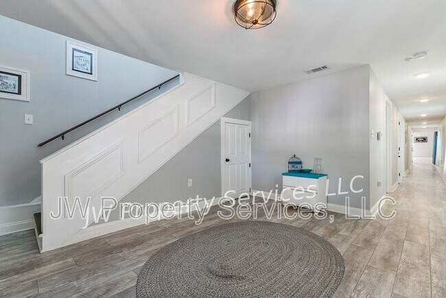 Building Photo - 324 N Roman St