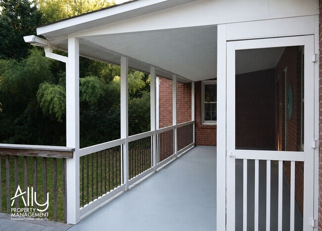 Building Photo - 1605 Cambridge Cir