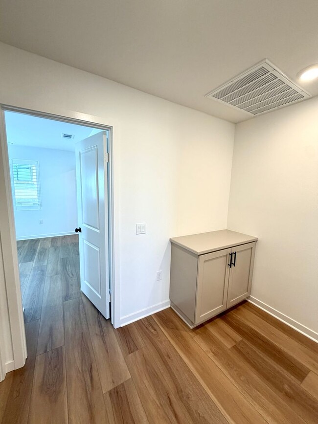 Building Photo - Brand-New Luxury Townhome for Lease in Claremont