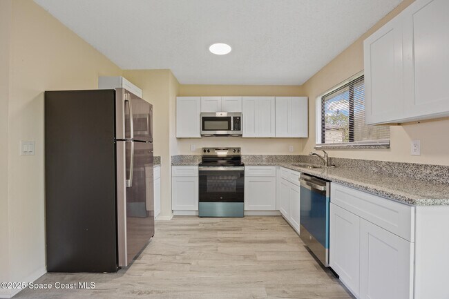 Building Photo - 1426 Leeward Ave SE