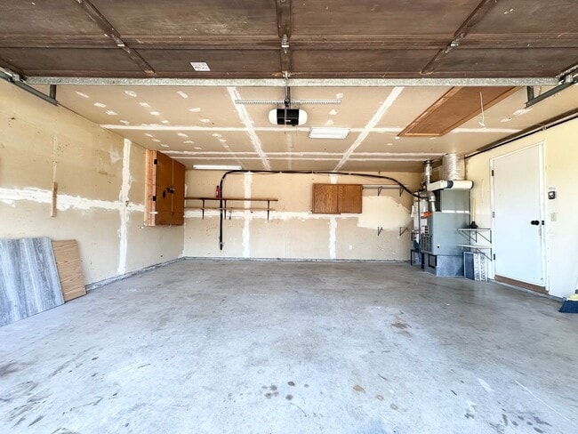 Building Photo - Newly Renovated Single-Family Home in Gresham! 3 Bed/1 Bath w/ Double Car Garage!