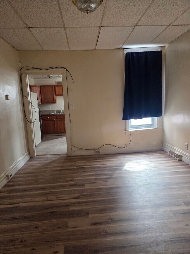 Building Photo - 654 Chestnut St