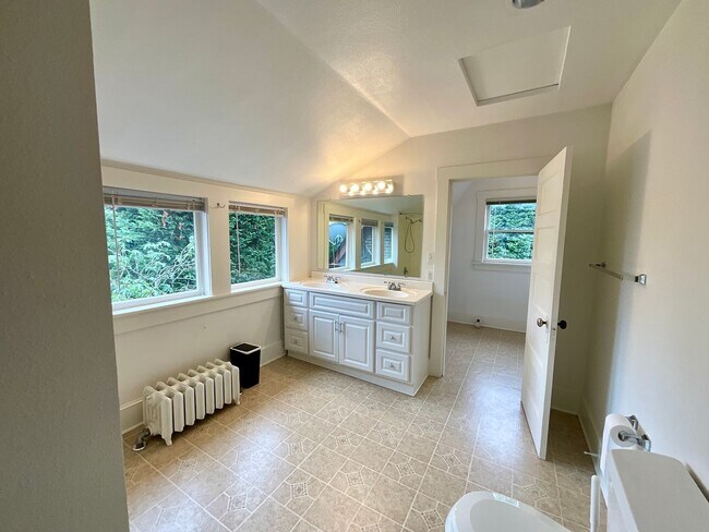 Building Photo - $500 Move In Special - Beautiful 3-bedroom...