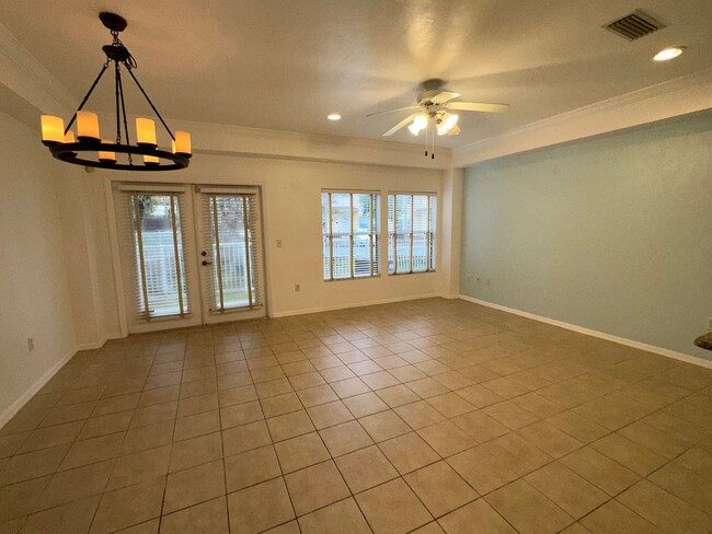 Building Photo - Spacious END UNIT 2 Master Suite Condo w/ ...