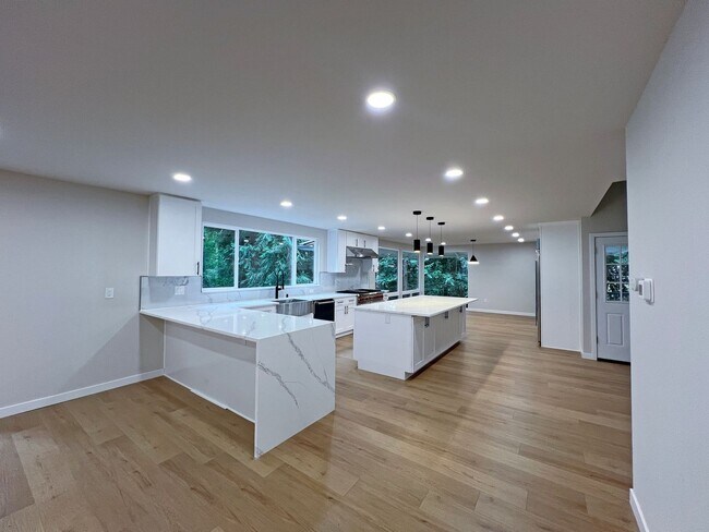 Building Photo - Freshly Remodeled 5BR Home in Prime Bellevue Enatai