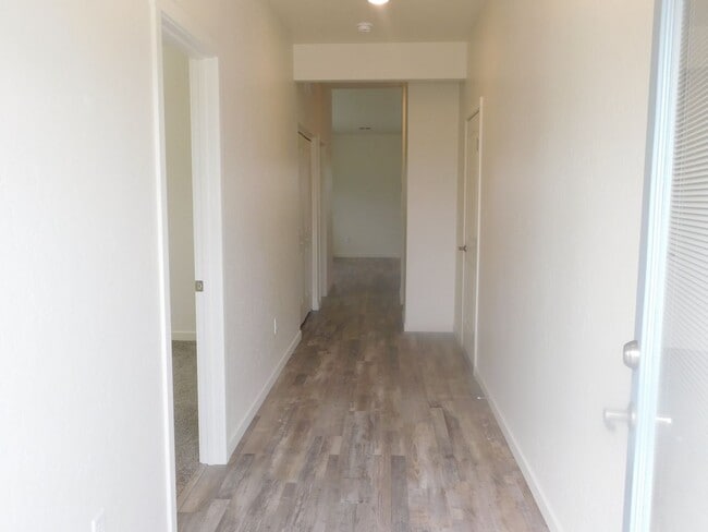 Building Photo - Walking Distance to Community