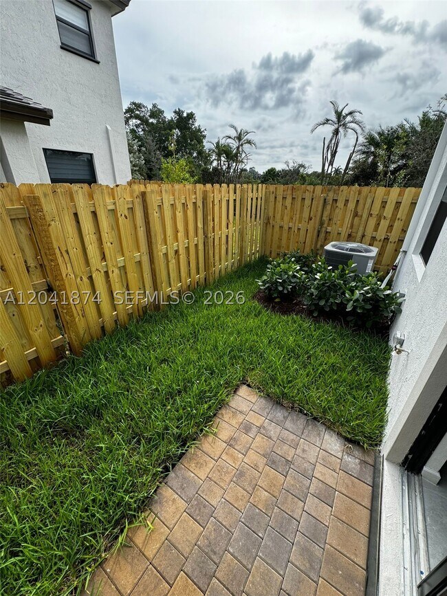 Building Photo - 285 SW 159th Dr