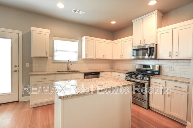 Building Photo - 5911 SW Gentle Winds Ave