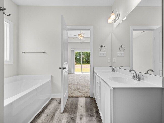 Building Photo - Towne Pointe Beauty!