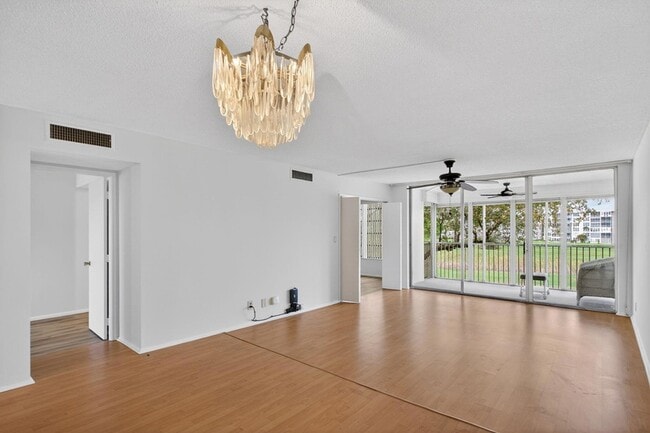 Building Photo - 2651 S Palm Aire Dr