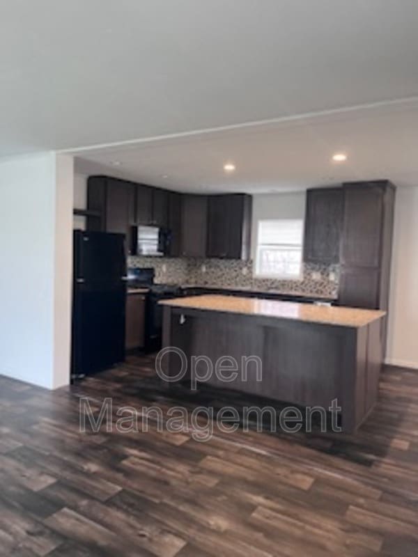 Building Photo - 511 E 1st St