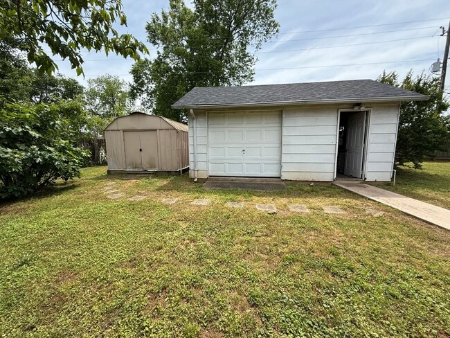 Building Photo - Charming 3 Bedroom, 2 Bathroom Home in Mus...