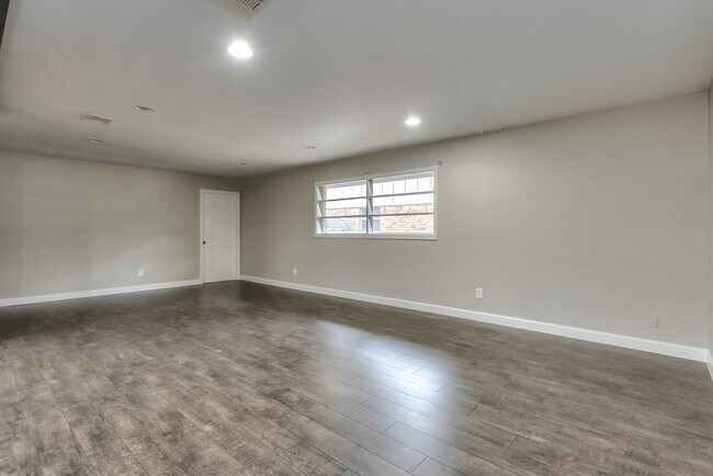 Building Photo - 9006 Dunlap St