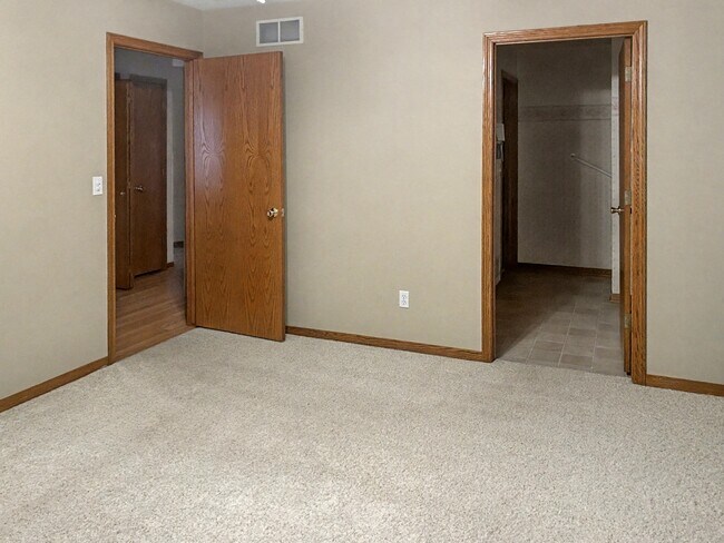 Building Photo - 783 Holly Creek Dr