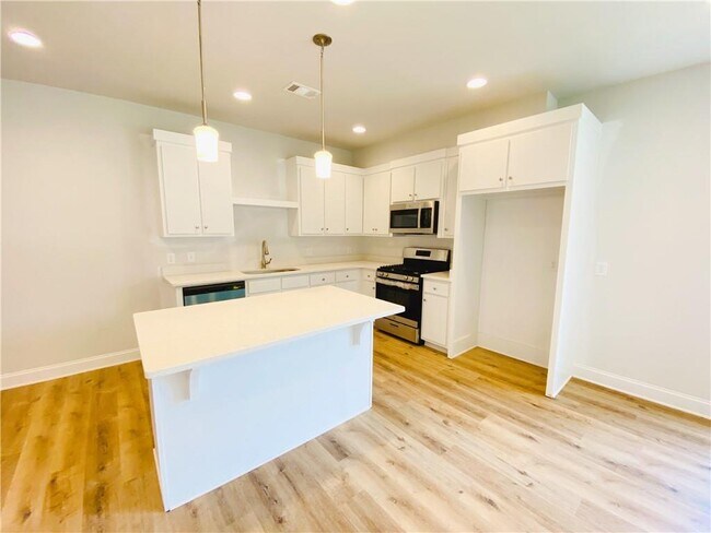 Building Photo - 1101 N Village Dr