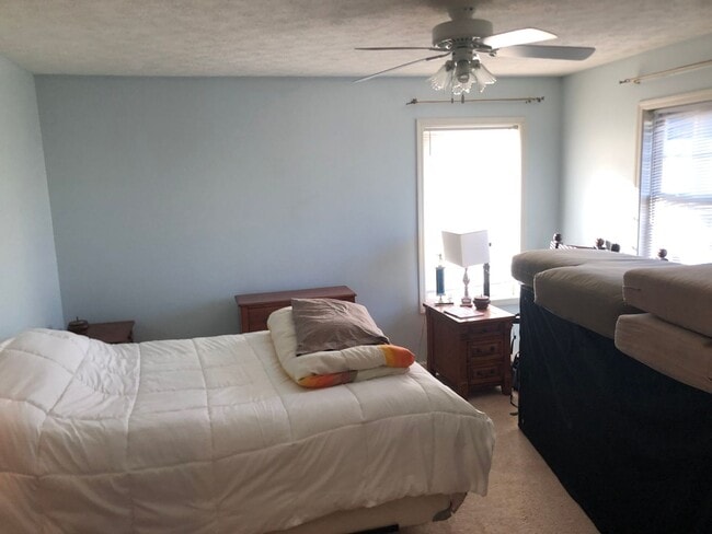 Building Photo - 2 Bedroom Townhouse Available August 2026;...