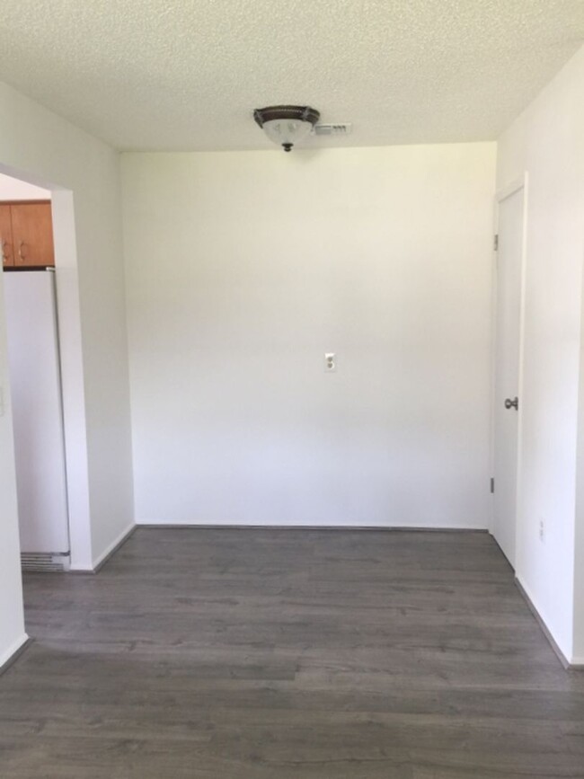 Building Photo - Two bedroom 1 bath duplex close to Downtow...