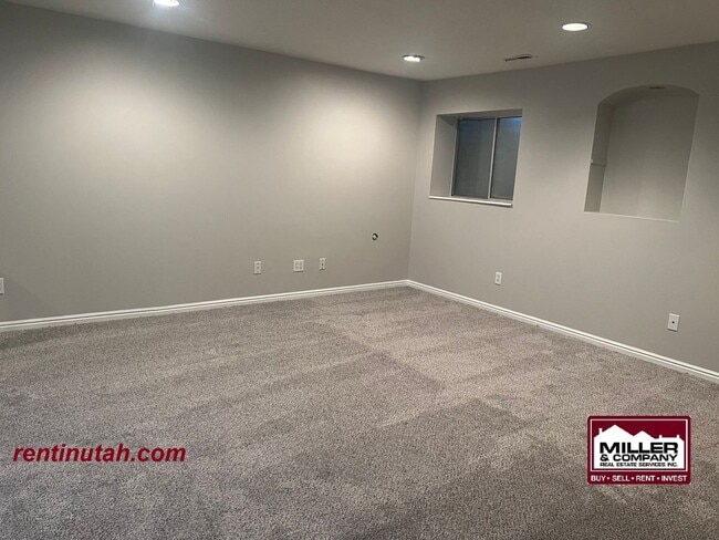 Building Photo - Beautiful newly remodeled home in Sandy Fo...