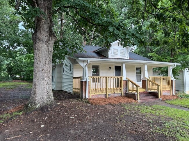 Building Photo - 917 E Dayton Ave