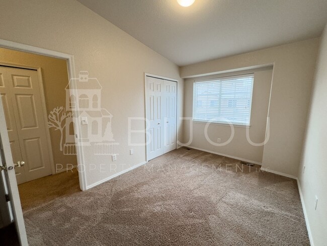 Building Photo - Van Buren Townhome