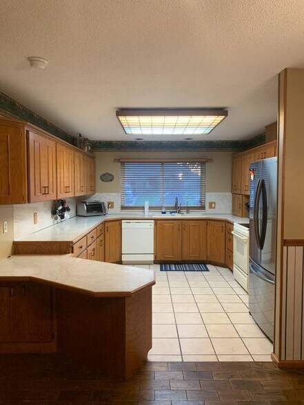 Kitchen - 107 S Abbey Ln