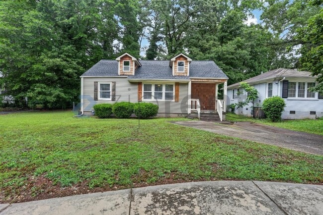 Building Photo - 1404 Lockwood Dr SW