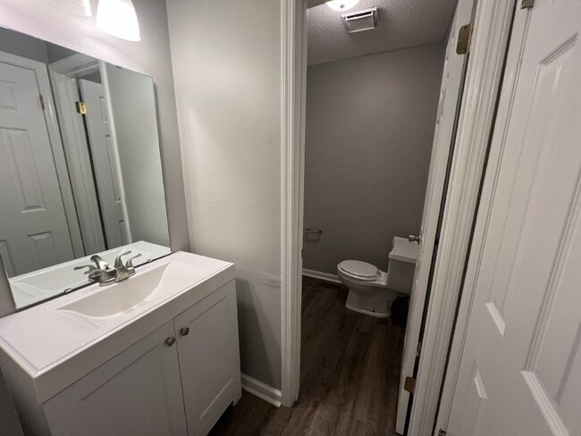 Building Photo - Town House For Rent